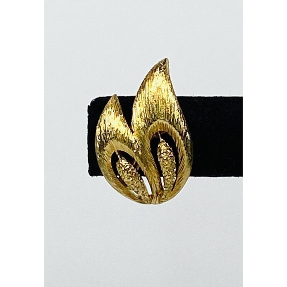 MONET Clips Clip Ons Earrings Gold Tone Textured Double Leaf Vintage Signed - Picture 8 of 16